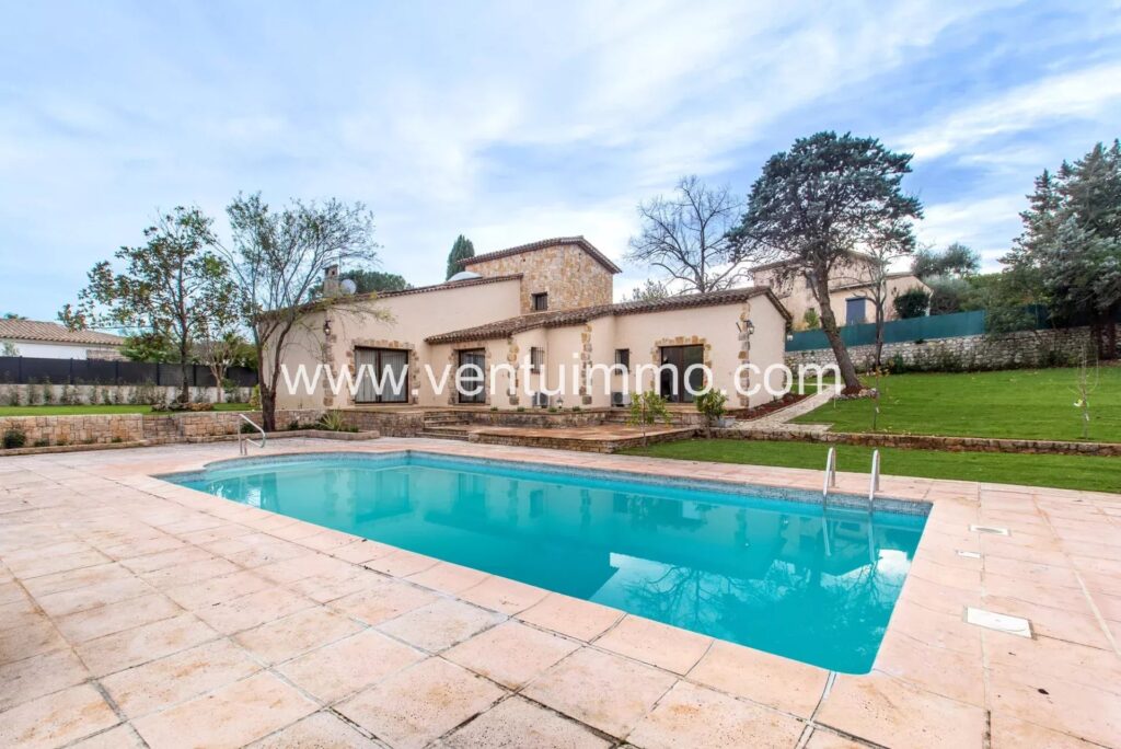 VALBONNE – villa 7 pièces avec piscine.