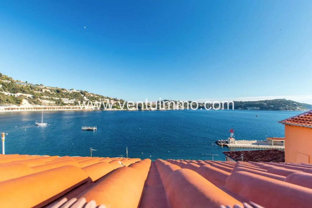 VILLEFRANCHE-SUR-MER : T3 duplex 100m2