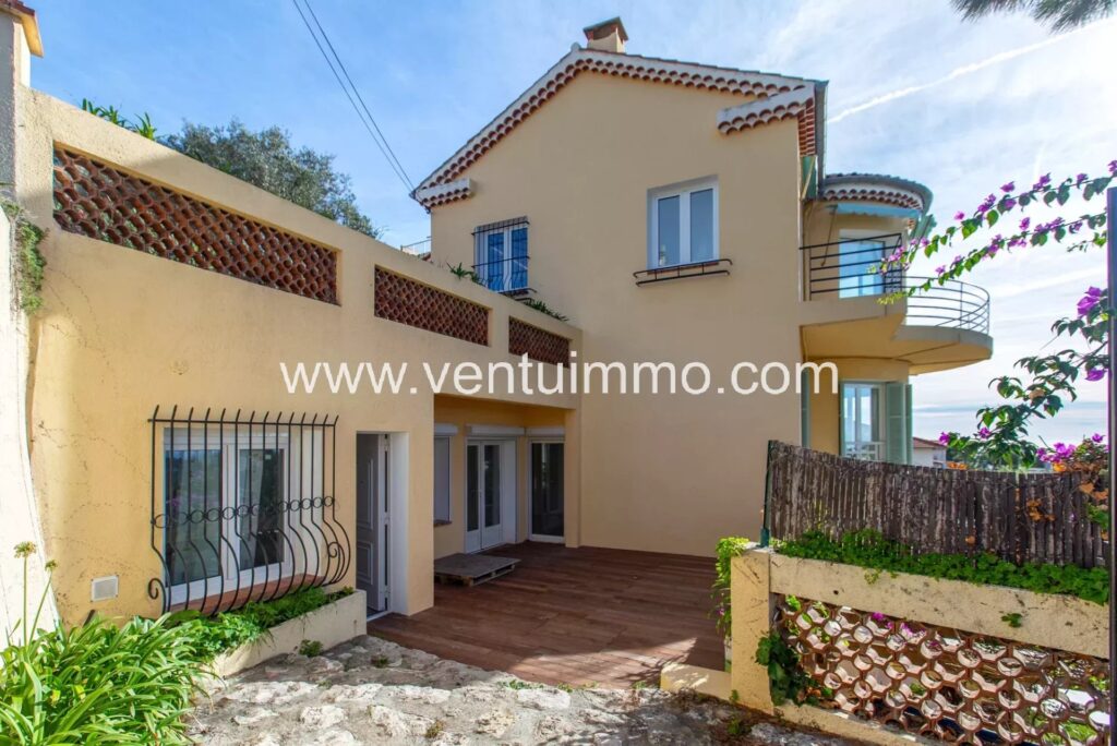 VILLEFRANCHE-SUR-MER : T3 RDJ + terrasse-jardin 100m2 + parking