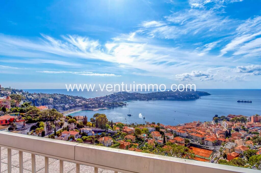 VILLEFRANCHE-SUR-MER : T4 TOIT TERRASSE VUE MER – GARAGE