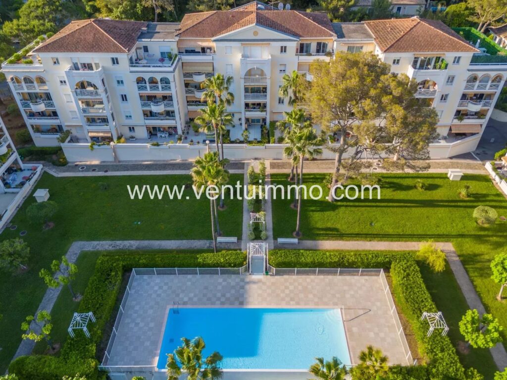 PRICE DROP – NEAR CANNES- – EXCLUSIVE : SPACIOUS 3-BEDROOM FLAT – parking – cellar – swimming pool