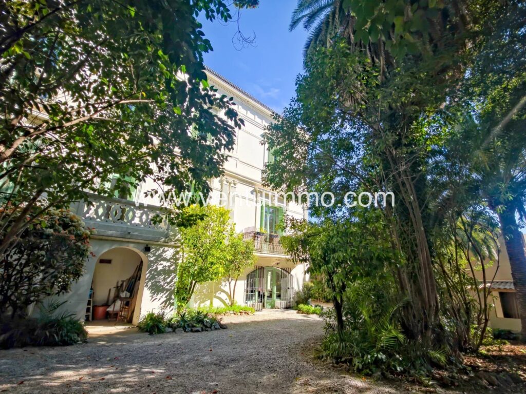 Au sein d’ un immeuble classé, superbe T3 avec jardin privatif à Cannes