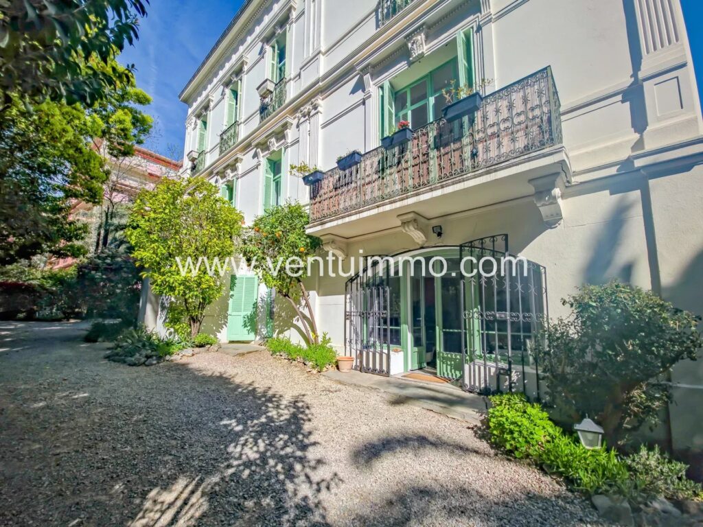Au sein d’ une propriété classée, superbe T3 avec jardin privatif à Cannes