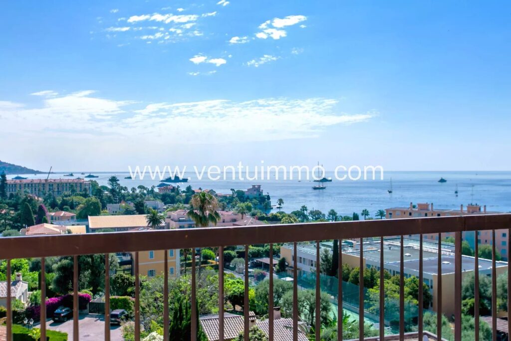 BEAULIEU SUR MER : T3 65m2 vue mer, rénové, dernier étage, traversant